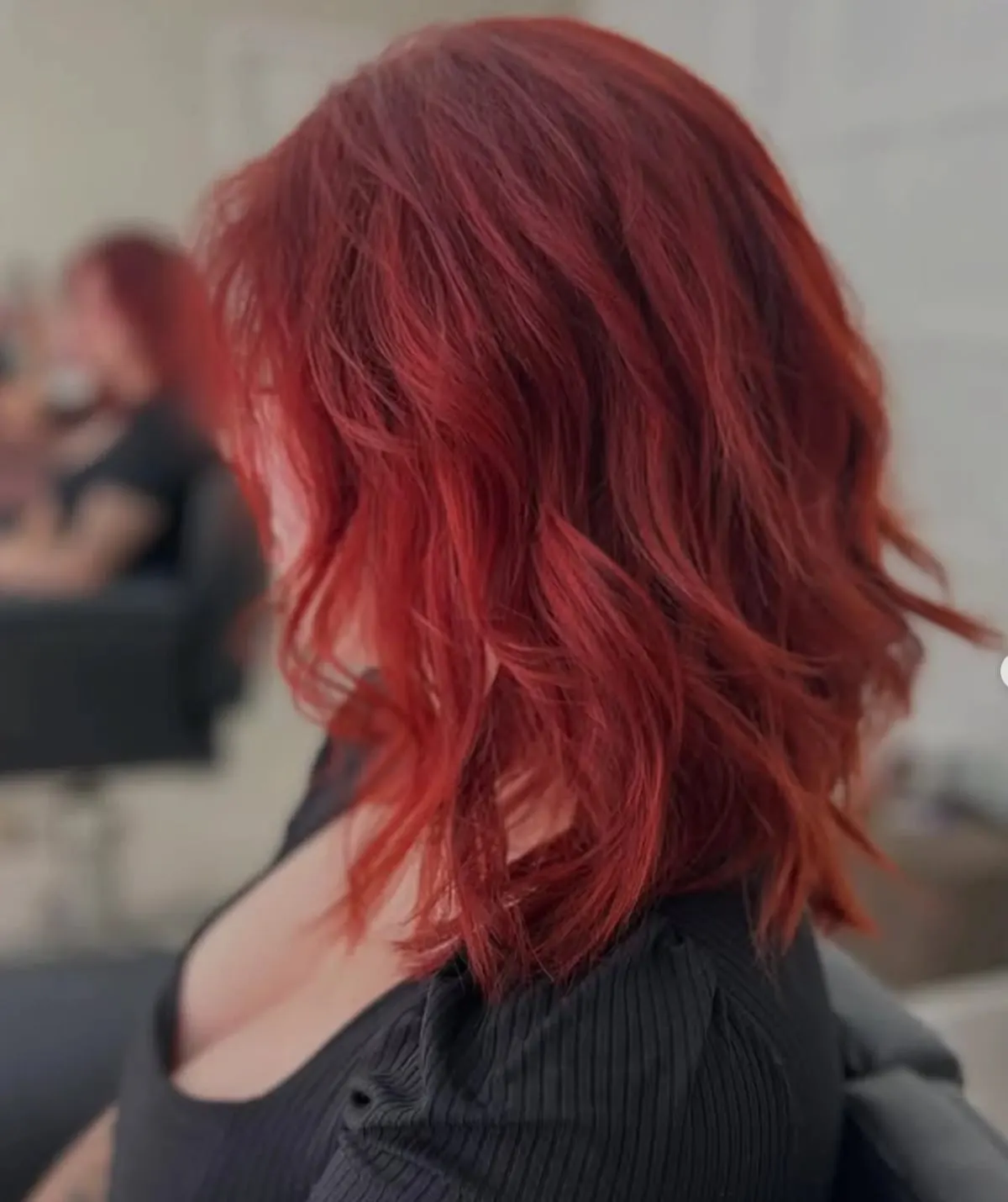 Cabelo ruivo em corte long bob com ondas, feito no estúdio