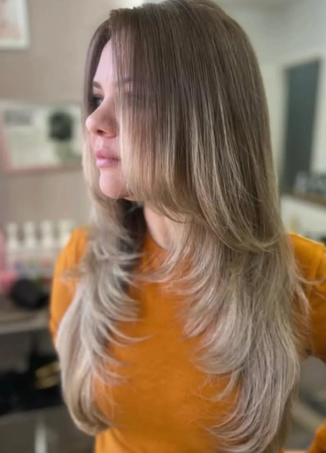 Cabelo longo liso com camadas em loiro acinzentado