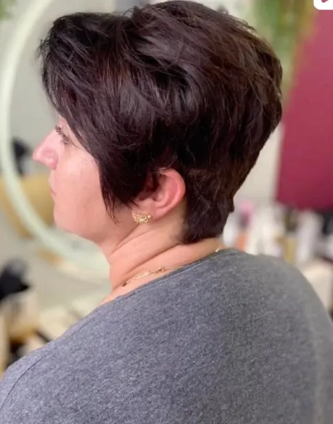 Corte pixie repicado em castanho escuro, visto de perfil